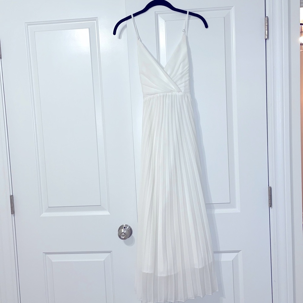 Only worn once, perfect condition long flowy white dress! Size Medium